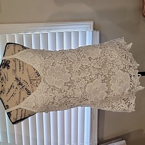 EUC White floral lace pattern tank. WHBM. size XS.